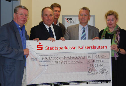 Karl-Heinz Dielmann, Vorstandsvorsitzender der Stadtsparkasse Kaiserslautern, Karin Decker, Bereichsleiterin überreichen zusammen mit Dr. Klaus Weichel, Oberbürgermeister und Verwaltungsratsvorsitzender der Stadtsparkasse, eine Spende an Vertreter des Offenen Kanals Kaiserslautern