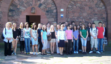 Gruppe deutscher und polnischer Schülerinnen und Schüler mit Lehrerinnen des St. Franziskus-Gymnasiums und Realschule Kaiserslautern und des Gimnazjum und Lizeum Prezentek in Krakau vor dem Casimirschloss. © Stadt Kaiserslautern