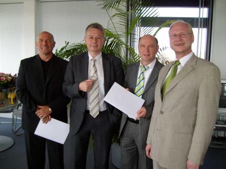 Das Foto zeigt Walter Ciesielski (l.) und Werner Rett (2. v. r) mit Oberbürgermeister Dr. Klaus Weichel und dem Beigeordneten Joachim Färber (r.) © Stadt Kaiserslautern