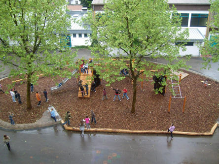 Foto zeigt den neuen Schulhof in der Röhmschule