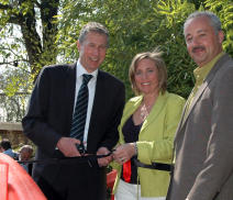 Foto zeigt (v.l.): Beigeordneter Peter Kiefer und Anja Seepe-Breitner, Geschäftsführerin des Japanischen Gartens, mit Ralf Kammer vom Referat Grünflächen