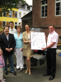 Foto zeigt Bürgermeisterin Dr. Susanne Wimmer-Leonhardt bei der Übergabe des neuen Schul- und Freizeitwegeplans an den Schulleiter Klaus Greiner  