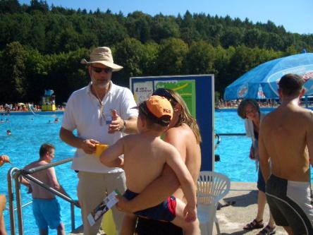 Foto zeigt Hautarzt Dr. Harald Uhlemann beim Beratungsgespräch mit  einer Mutter mit Kind