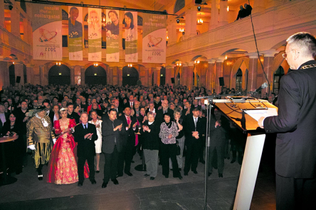 Foto zeigt Oberbürgermeister Dr. Klaus Weichel am Rednerpult vor den Gästen beim Neujahrsempfang 2011 © Stadt Kaiserslautern