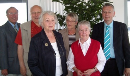 Das Foto zeigt den amtierenden Seniorenbeirat und rechts Oberbürgermeister Dr. Klaus Weichel. Stadt Kaiserslautern