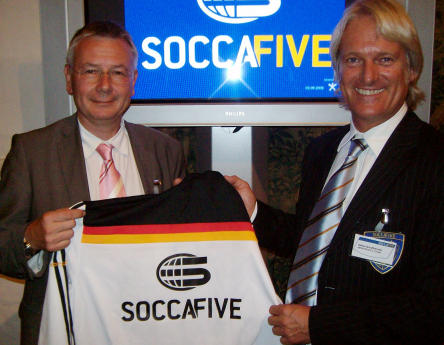 Auf dem Foto sind Oberbürgermeister Dr. Klaus Weichel und Stefan Schaffelhuber von Newsports GmbH zu sehen 