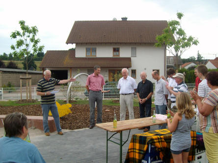 Hans Peter Schuster, Peter Kiefer, Günter Friedrich, Egidius Schilling sowie Bürgerinnen und Bürger bei der Einweihung des negestalteten Kinderspielplatz in der Straße Flachsäcker im Kaiserslauterer Stadtteil Siegelbach. © Stadt Kaiserslautern