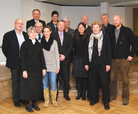 r. Klaus Weichel, Verwaltungsratsvorsitzender der Stadtsparkasse Kaiserslautern, Karl-Heinz Dielmann, Vorstandsvorsitzender der Stadtsparkasse Kaiserslautern, Bereichsleiterin Karin Decker und Joachim Färber, Beigeordneter der Stadt, mit Vertretern der Kaiserslaute-rer Schulen. © Stadt Kaiserslautern