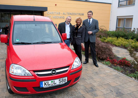 Foto zeigt (v.l.n.r.) Volker Werle (Leiter des Altenzentrums St. Hedwig), Ingrid Niemann (Leiterin Öffentlichkeitsarbeit der Gasanstalt) und Andreas Boltenhagen (Bereichsleiter Handel der Gasanstalt). Bildquelle: view – die agentur