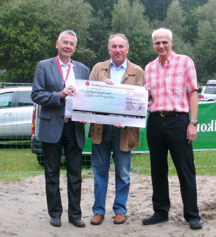 Oberbürgermeister Dr. Klaus Weichel, Vorstandsvorsitzender der Stadtsparkasse Karl-Heinz Diehlmann und Rolf Krietemeyer, TFC Kaiserslautern, bei der Scheckübergabe. © Stadt Kaiserslautern