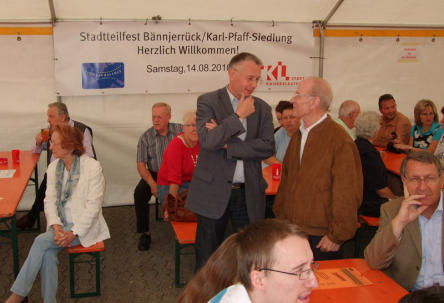 Oberbürgermeister Dr. Klaus Weichel im Gespräch mit Bürgerinnen und Bürgern auf dem Stadtteilfest Bännjerrück/Karl-Pfaff-Siedlung. © Stadt Kaiserslautern