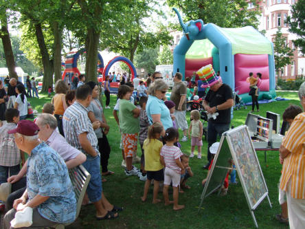 Angebote für Jung und Alt beim Stadtteilfest Innenstadt-West im Kaiserslauterer Stadtpark. © Stadt Kaiserslautern