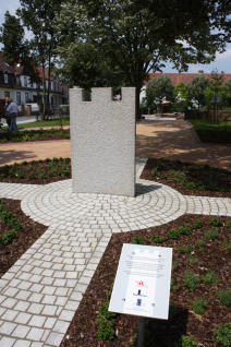 Die Stele am umgestalteten Sedanplatz. Das Wahrzeichen von kaiserslauterns portugiesischer Partnerstadt Guimaraes. © Stadt Kaiserslautern