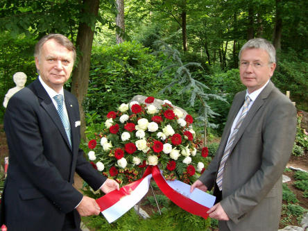 Oberbürgermeister Dr. Klaus Weichel und der Geschäftsführer der Stadiongesellschaft, Erwin Saile bei der Kranzniederlegung © Stadt Kaiserslautern