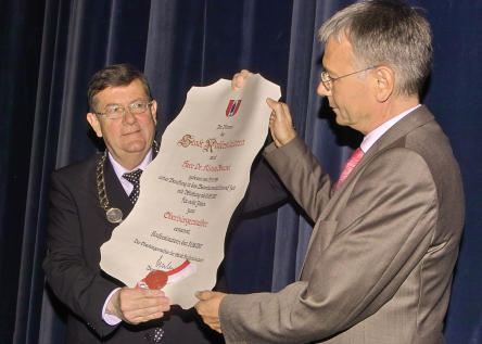 Der scheidende Oberbürgermeister Bernhard J. Deubig bei der Übergabe der Ernennungsurkunde an seinen Nachfolger Dr. Klaus Weichel © Stadt Kaiserslautern © Stadt Kaiserslautern