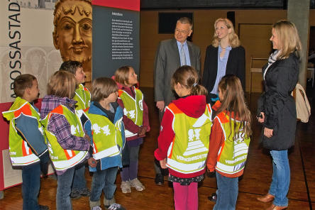 Oberbürgermeister Dr. Klaus Weichel, Claudia Emmermann und Lehrerin Caroline Lösch nach der Übergabe der Sicherheitswesten an die Kinder der Klasse 1c der Paul-Münch-Schule. © Stadt Kaiserslautern