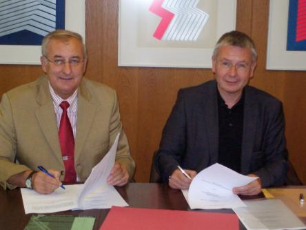 Polizeipräsident Wolfgang Erfurt (l.) und Oberbürgermeister Dr. Klaus Weichel bei der Vertragsunterzeichnung. © Stadt Kaiserslautern