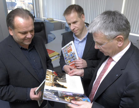 Die Herausgeber bei der des Fotojournals an Oberbürgermeister Dr.  Klaus Weichel © view - die agentur