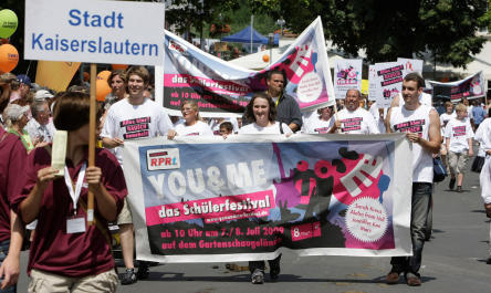 Foto zeigt die Kaiserslauterer beim Festumzug durch Bad Kreuznach, links die Bundesdrogenbeauftragte Sabine Bätzing