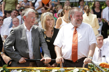 Zusammen mit Ministerpräsident Kurt Beck beobachtete Oberbürgermeister Dr. Klaus Weichel (l.) das bunte Treiben beim Festumzug © view