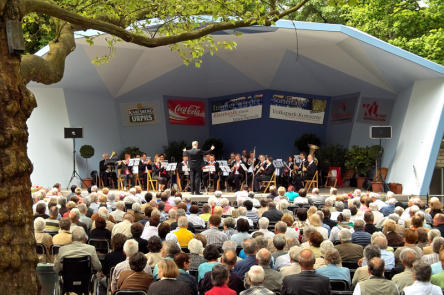 Blick auf Publikum und Bühne bei einem Konzert im Volkspark Kaiserslautern. © Stadt Kaiserslautern