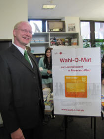 Beigeordneter Joachim Färber vor dem Wahl-O-Mat im Medienzentrum Kaiserslautern. © Stadt Kaiserslautern