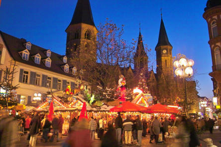 Der Lautrer Weihnachtsmarkt rund um die Stiftskirche © Stadt Kaiserslautern