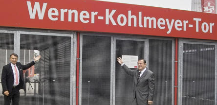 Geschäftsführer der Stadion-GmbH Erwin Saile und Oberbürgermeister Bernhard J. Deubig  vor dem Werner-Kohlmeyer-Tor