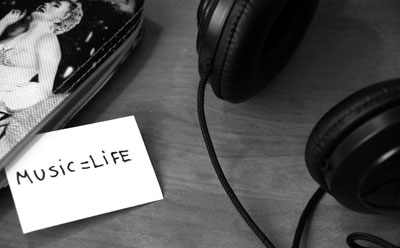 Schreibtisch mit Karte Music = Life