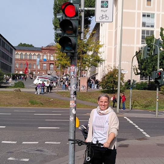 Freut sich über die neuen Schilder - Radverkehrsbeauftragte Julia Bingeser