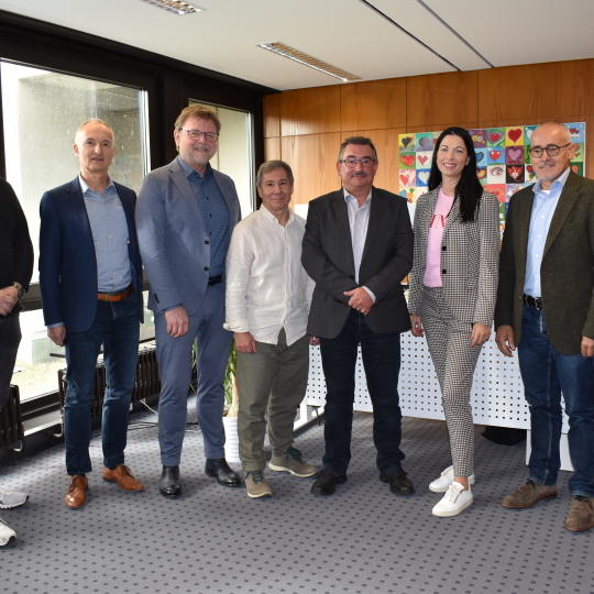 Mit jeweils einer Dankesurkunde des Landes Rheinland-Pfalz, einer Urkunde der Stadt Kaiserslautern und einem kleinen Präsent haben Beigeordnete Anja Pfeiffer, Personalchef Wolfgang Mayer und Eric Burkhardt vom Personalrat zwei langjährige Mitarbeiter der Stadtverwaltung geehrt. Sowohl Markus Bang vom Referat Jugend und Sport als auch Klaus Sommer vom Referat Schulen haben vor kurzem ihr 40-jähriges Dienstjubiläum gefeiert. Pfeiffer bedankte sich für die langjährige Verbundenheit zur Stadt und würdigte den großen Erfahrungsschatz der beiden Jubilare. Mit dabei waren auch die zuständigen Referatsleiter Ludwig Steiner für das Referat Jugend und Sport sowie Wolfgang Ernst für das Referat Schulen.