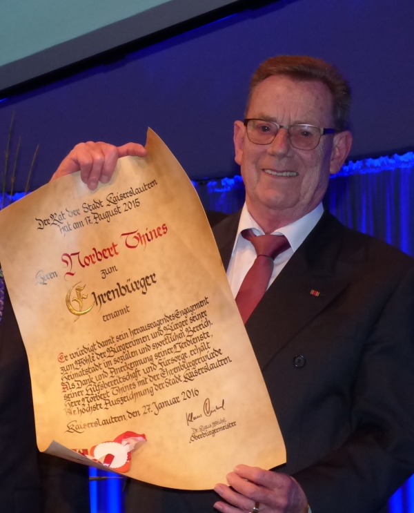 Norbert Thines mit der Ehrenbürgerurkunde auf der Bühne der Fruchthalle am 27. Januar 2016.