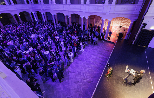 Blick von der Galerie in den gut gefüllten Zuschauerraum der Fruchthalle während der Rede der Oberbürgermeisterin. © view - die agentur