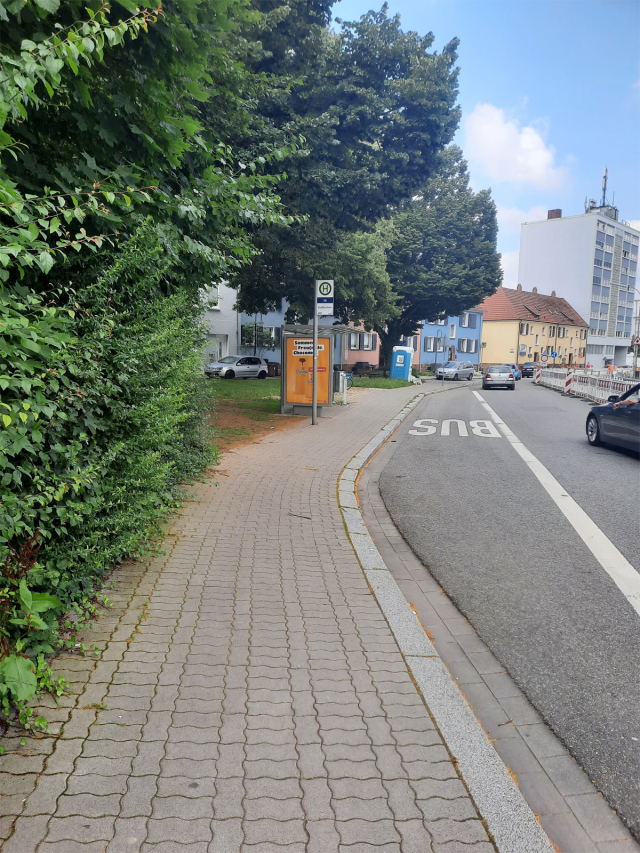 Die Bushaltestelle in der Goethestraße vor dem barrierefreien Umbau.  © Stadt Kaiserslautern