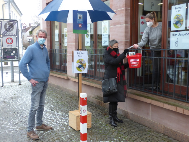 Bücherausgabe in der Stadtbibliothek © Stadt Kaiserslautern