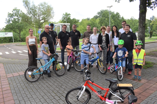 Die Gruppe um die Vertreter der KUK, des DRK und des ASZ mit Schuldezernentin Anja Pfeiffer und einigen der teilnehmenden Kinder. © Stadt Kaiserslautern