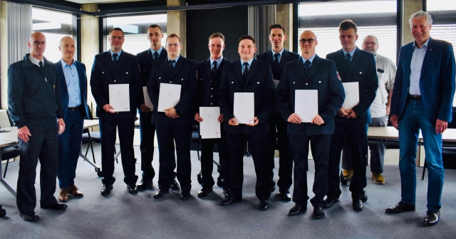 Beigeordneter Peter Kiefer (rechts) überreichte feierlich die Urkunden an die neuen Lebenszeitbeamten der Feuerwehr.  © Stadt Kaiserslautern