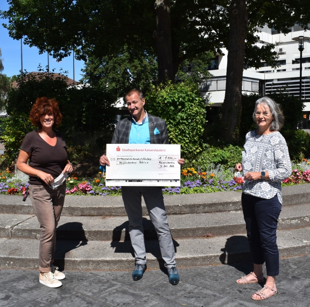 Stefanie Mahler (links), Manuela Maurer (rechts) und Stefan Opitz mit dem Spendenscheck © Stadt Kaiserslautern