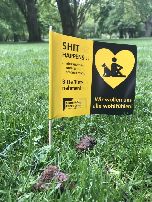 Ein beflaggter Hundehaufen im Volkspark. © Stadtbildpflege Kaiserslautern