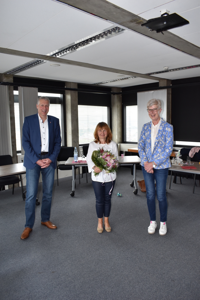 Das Foto zeigt Brigitte Montiqué (Mitte) mit Beigeordnetem Peter Kiefer und der Leiterin des Referats Jugend und Sport, Katharina-Rothenbacher-Dostert. © Stadt Kaiserslautern