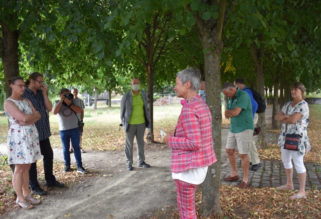 Eine der Stationen bei dem Rundgang war der kleine Park an der Schoenstraße, wo es, so die Anwohnerinnen und Anwohner, immer wieder zu Fällen von Vandalismus und Lärmbelästigung kommt. © Stadt Kaiserslautern