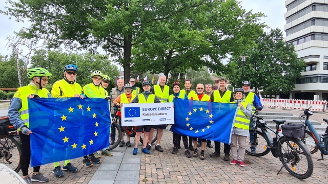 Die Teilnehmer starteten die Tour zu den EU-geförderten Projekten vom Rathaus aus, unter ihnen der Beigeordnete Peter Kiefer (8.v.r.). © Stadt Kaiserslautern