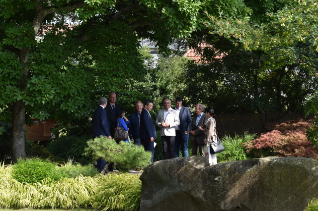 Am Nachmittag besuchte der Generalkonsul gemeinsam mit Peter Kiefer den Japanischen Garten, wo er vom 1. Vorsitzenden Ralf Kammer durch die Anlage geführt wurde. Rechts im Bild Vizekonsulin Mariko Yano.  © Stadt Kaiserslautern