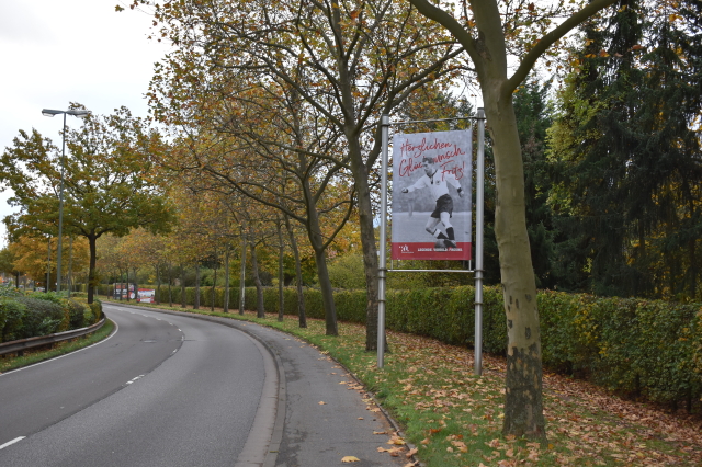 Die Stadt würdigt ihren verstorbenen Ehrenbürger unter anderem mit diesem großen Plakat am Stadteingang in der Pariser Straße. Foto: Stadt Kaiserslautern