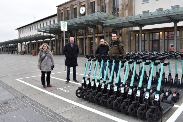  Beigeordneter Peter Kiefer (2. v.links) macht sich ein Bild von der neuen Abstellfläche für E-Scooter auf dem Bahnhofsvorplatz. Bei ihm die Radverkehrsbeauftragte Julia Bingeser (links) sowie Marc Wehrmeister (2. von rechts) und Tobias Maue (rechts) vom Operations Management der Firma TIER © Stadt Kaiserslautern