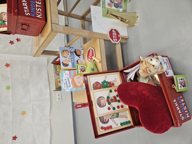 Die Starke Kinder Kiste enthält vielfältige Materialien für eine nachhaltige Präventionsarbeit. © Stadt Kaiserslautern