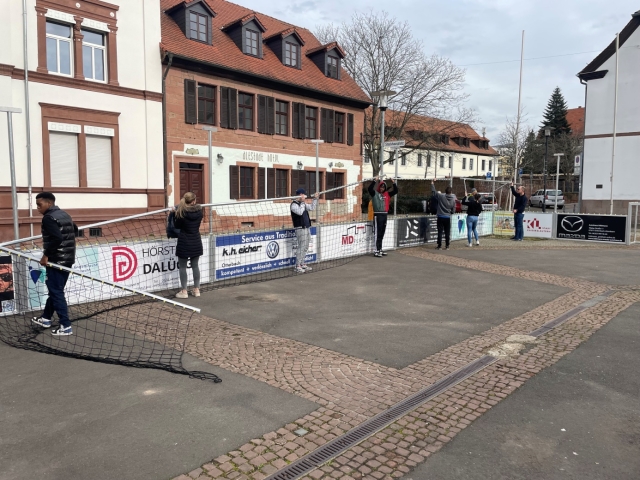 Auf dem Bild ist der Aufbau des Streetsoccer-Feldes zu sehen. © Stadt Kaiserslautern