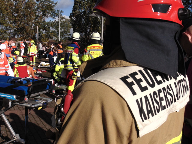 Vor dem Schulgebäude wurden die Verletzten versorgt. © Feuerwehr Kaiserslautern 	