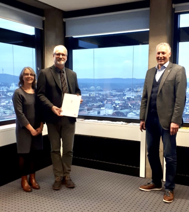 Uwe Reis und seine Frau bei der offiziellen Verabschiedung im Büro des Beigeordneten Peter Kiefer (rechts) © Stadt Kaiserslautern