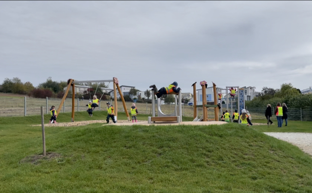 Kinder spielen auf dem neuen Spielplatz im Wohngebiet Alex-Müller-Straße  © Stadt Kaiserslautern